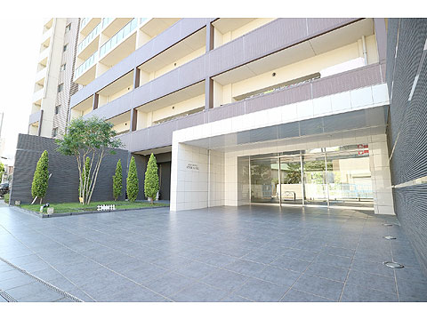 エントランス　広々として開放感のあるエントランス外観