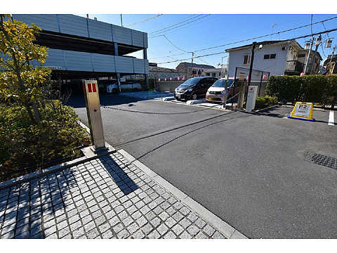 駐車場　駐車場入口