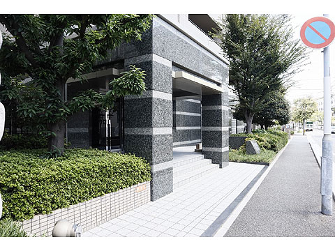 現地外観写真 エントランスと前面歩道