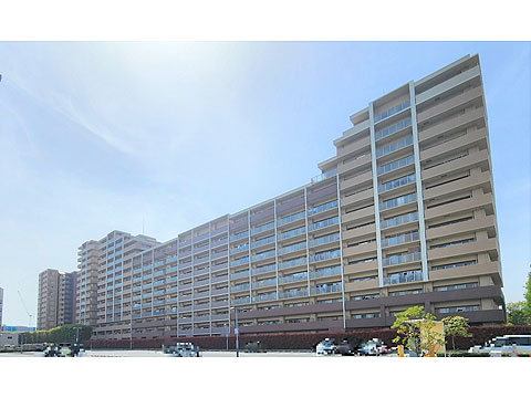 現地外観写真　現地北東方向から撮影した建物外観写真。鉄筋コン