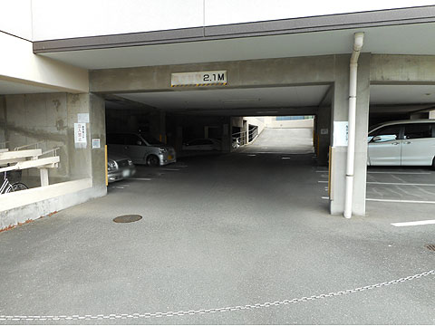 駐車場　敷地内駐車場は１階と２階部分にあります