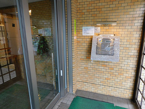エントランス　オートロック付きのマンションです。
