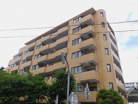 現地外観写真　７階建てのマンションです。