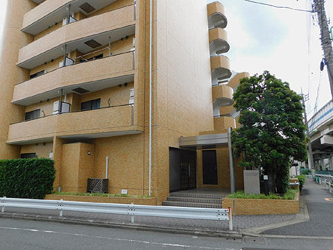現地外観写真　マンション前面道路より。