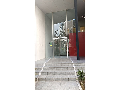 エントランス 2階まで吹き抜けのエントランス