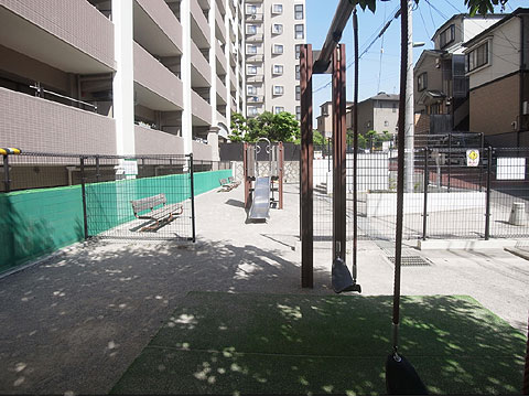 現地土地写真 マンション入口横には提供公園があります。