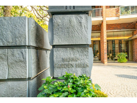 現地外観写真　館銘板