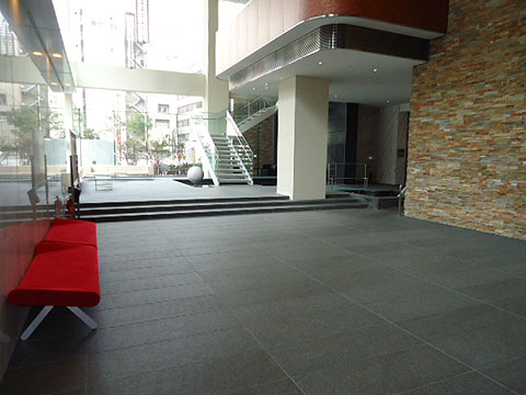 ロビー　上部吹き抜けの開放感あるエントランスホール