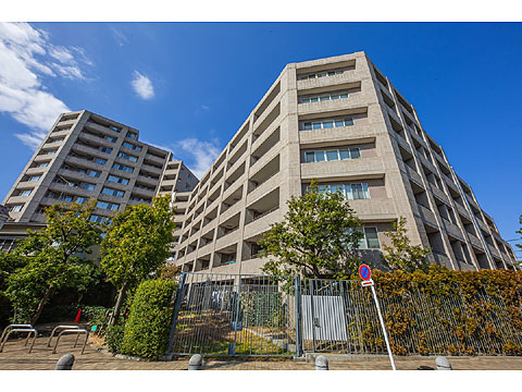 現地外観写真　全281邸の大規模コミュニティー、用賀の高台に