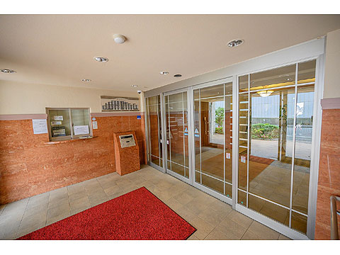 エントランス　オートロック前にある管理事務室