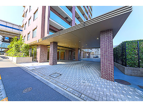 エントランス　車寄せを設けた重厚感のあるエントランス