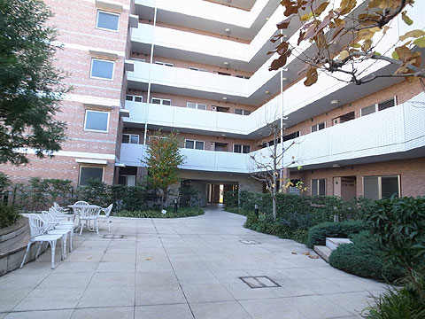 エントランス　マンション中庭[1]