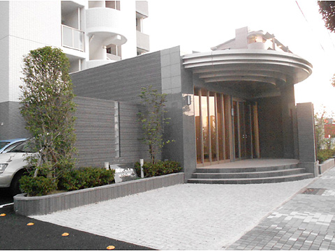 エントランス　駐車場は専用使用権付で、現在の区画を引き継げま