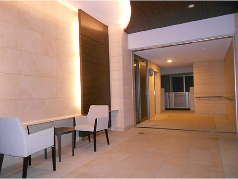 ロビー　カラーテレビモニター付のオートロックで録画機能もあり