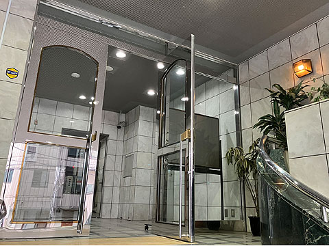 エントランス　シルクハットハウス