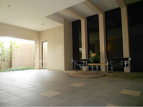 ロビー 大理石調のタイルをあしらったエントランスホール