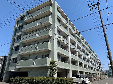 現地外観写真　建物外観（南西側）