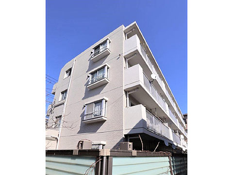 現地外観写真　ホワイト系タイル貼りの外観