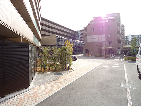 その他共用部 駐車場の入り口付近の様子