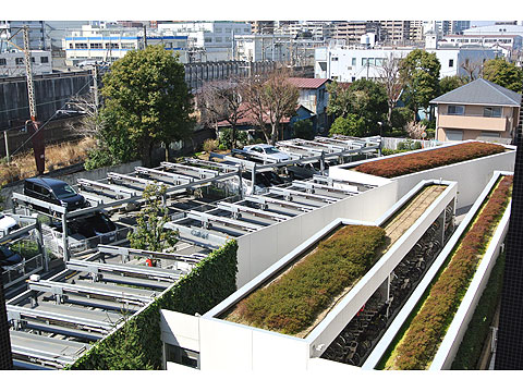 駐車場　機械式駐車場を建物より見下ろす。　一角には洗車スペー