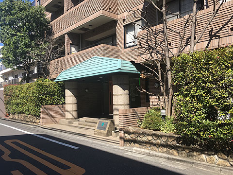 エントランス　エントランス斜警官