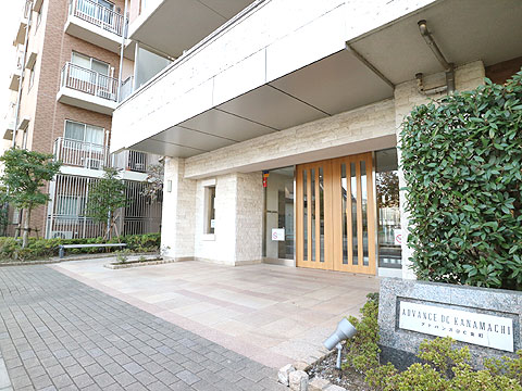 エントランス エントランス前は段差のないスロープ形状になって