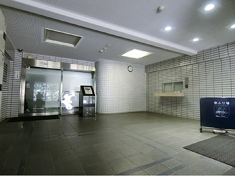 エントランス　オートロック付きのエントランスロビー