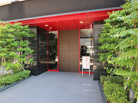 エントランス エントランス前には『天の川』が植栽され、弁柄色