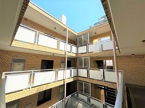 その他共用部　吹き抜けの外廊下