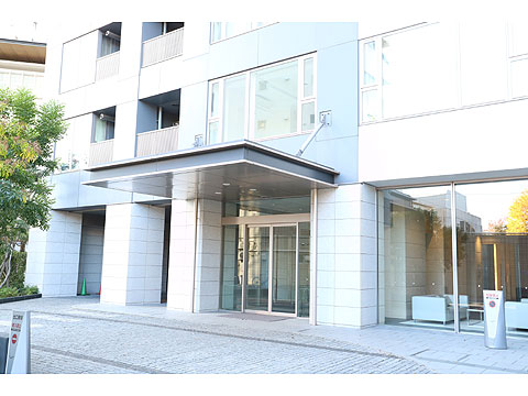 エントランス　車寄せスペース付のメインエントランスです。