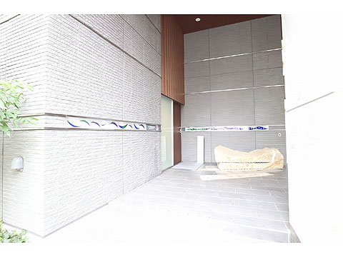 エントランス 日本の伝統技法「石彫」や「江戸切子」を採用した