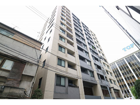 現地外観写真 温もりと質感を感じさせるアースカラーのタイルを