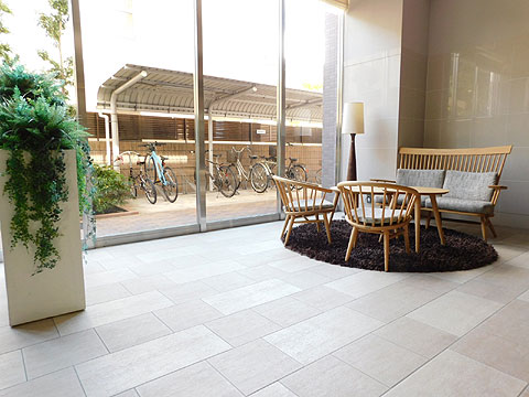 ロビー　エントランスロビー　明るいガラス張りの空間