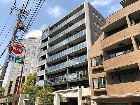 現地外観写真　エントランスと外観