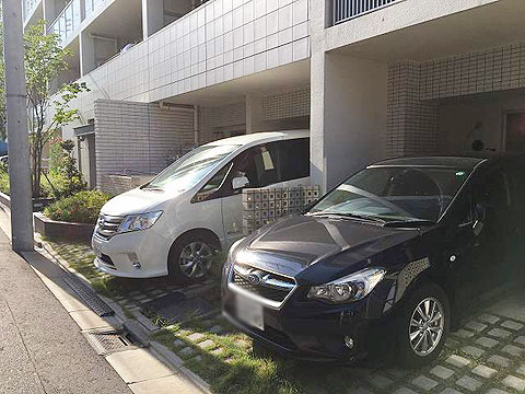 駐車場　１階専用駐車場付。バルコニーテラス側から出入り可能で