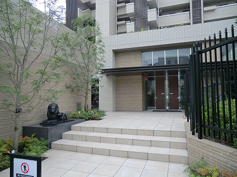 エントランス シンボルのライオン像がお出迎えしてくれるエント