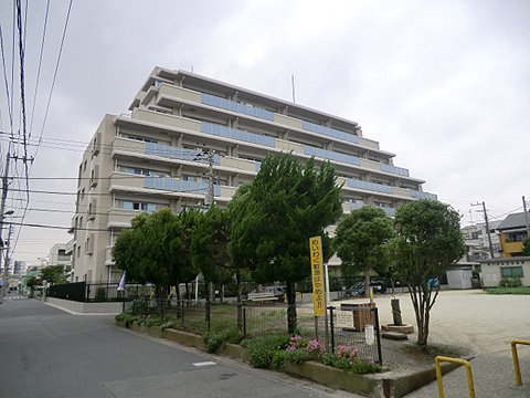 現地外観写真 公園の向かいに立つ2013年12月完成のライオ