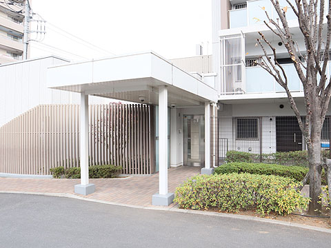 エントランス　ホテルライクな庇の張り出した車寄せのあるサブエ