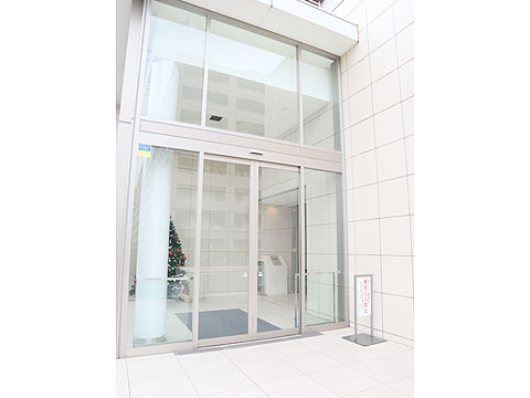 エントランス　ガラスを効果的に配置した自然光でも明るいエント