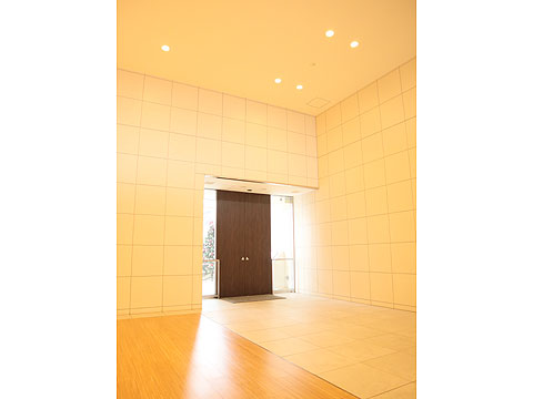 ロビー　天井の高いラウンジスペース