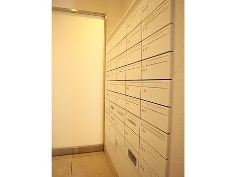 その他共用部　白を基調としたデザイン性の高い集合郵便受け