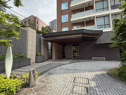 現地外観写真 スロープ+エントランス