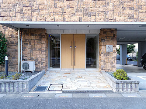 エントランス ベビーカーや車いすに配慮したエントランスアプロ