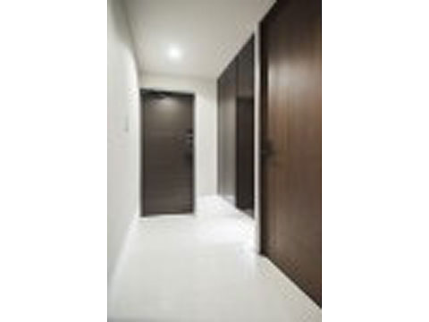 その他共用部　写真　玄関は収納多め