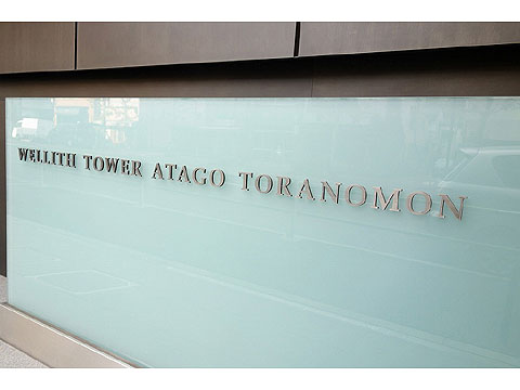 現地外観写真　マンションエンブレム