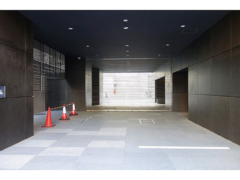 駐車場　駐車場入口