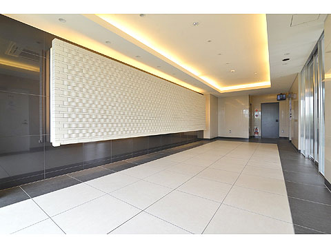 ロビー　水のさざなみをイメージした意匠のエントランスホール