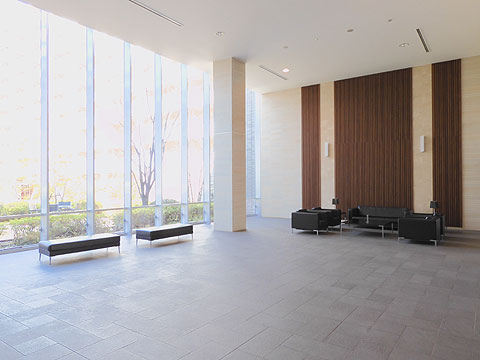 エントランス 2層吹き抜けの開放的なガーデンビューラウンジ