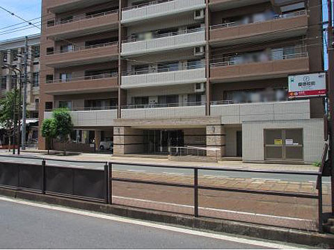 現地外観写真　エントランスから市電「慶徳校前」徒歩1分の立地