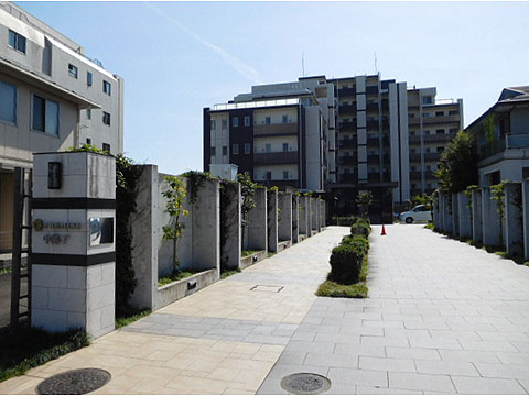 現地外観写真　エントランスアプローチ